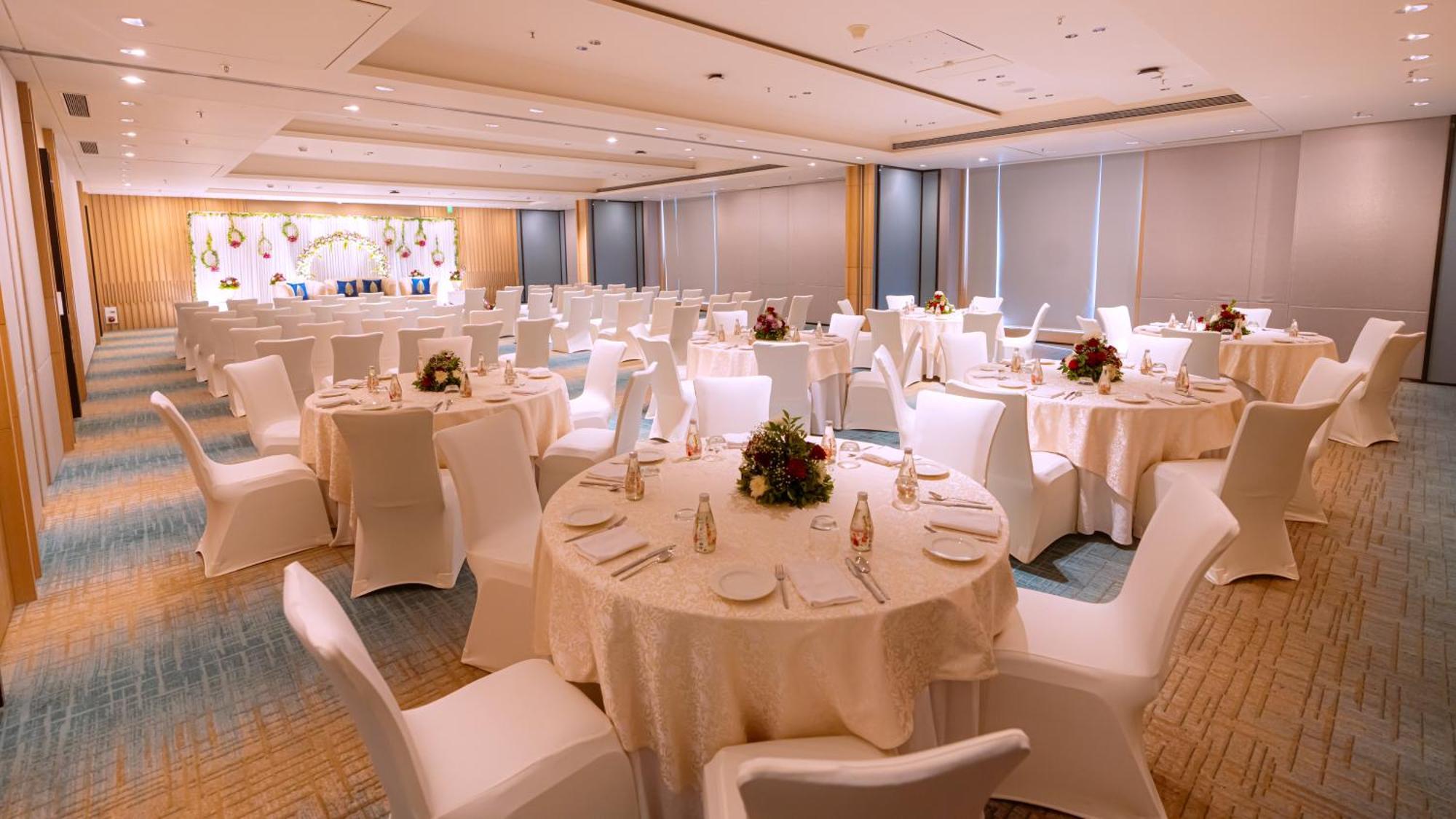 Courtyard By Marriott Vadodara Exteriör bild