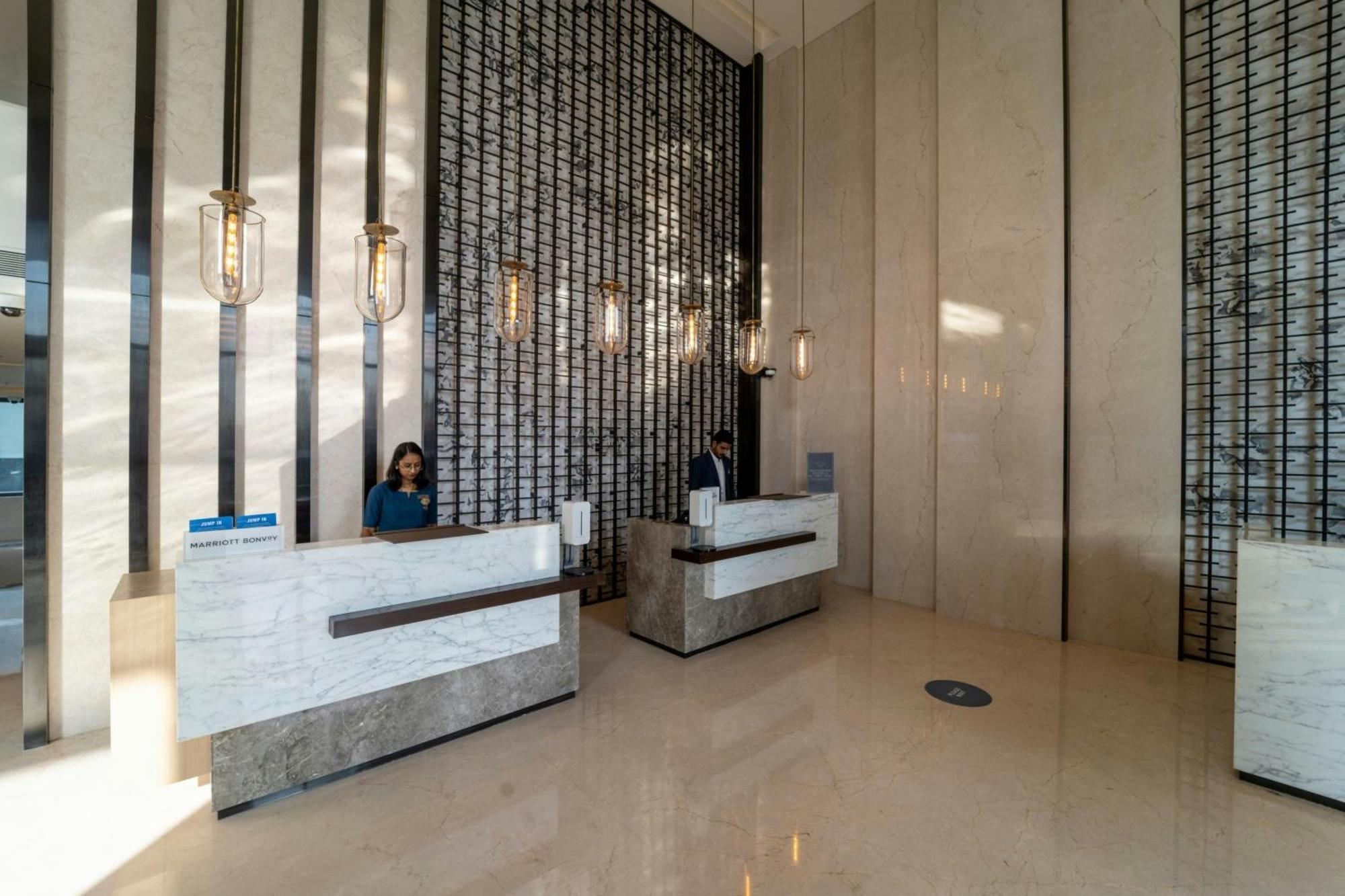 Courtyard By Marriott Vadodara Exteriör bild